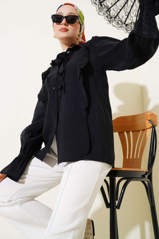 Camisa negra con accesorio de rosa con volantes