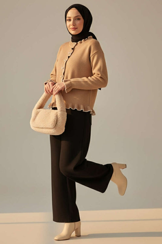 Cardigan boutonné en tricot à volants et perles Latte