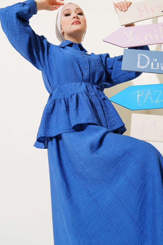 Traje de dos piezas con falda, cinturón y cordón con volantes azul