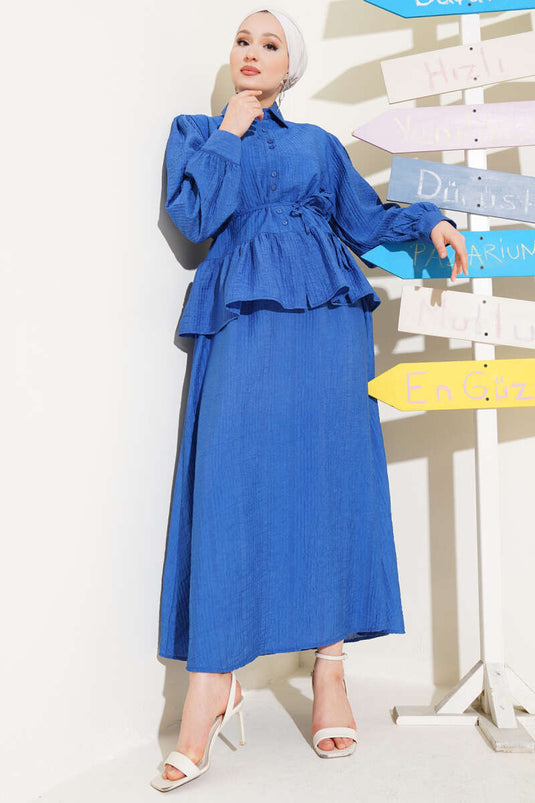 Traje de dos piezas con falda, cinturón y cordón con volantes azul