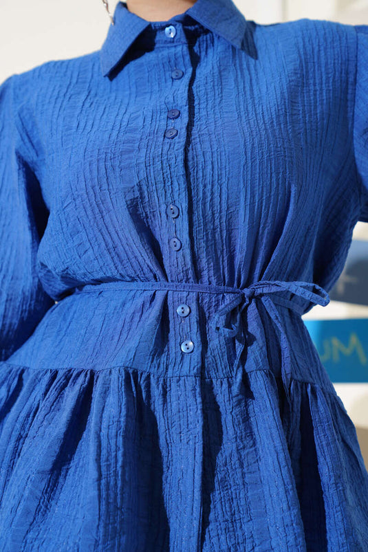 Traje de dos piezas con falda, cinturón y cordón con volantes azul