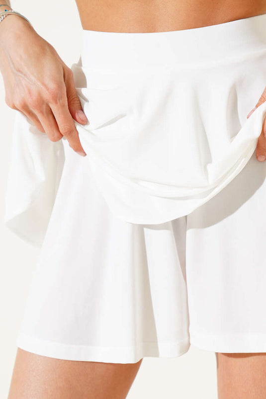 تنورة قصيرة ساندي صغيرة مكشكشة باللون الأبيض