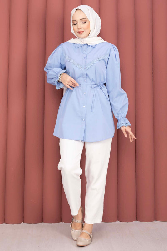 Bluse mit Fischnetz-Details und Schnürung in Babyblau