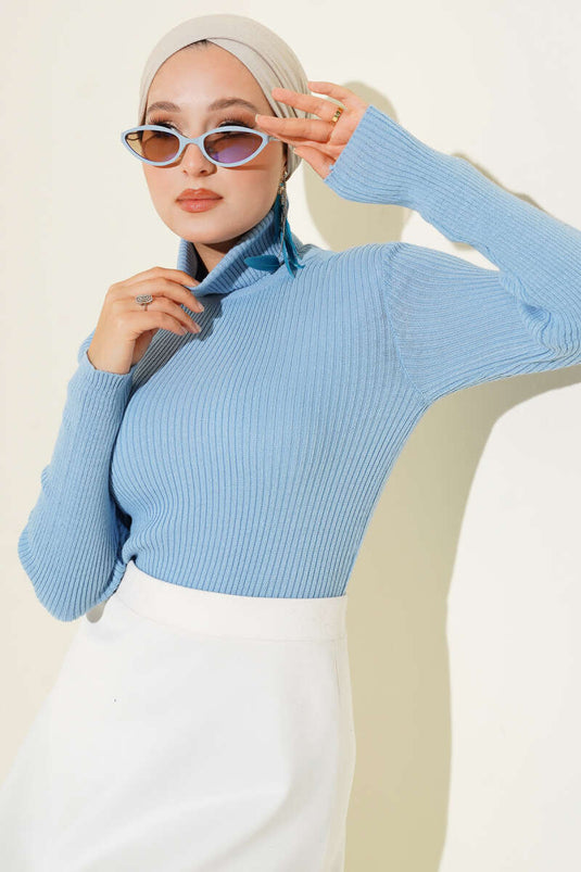 كنزة صوفية محبوكة بياقة عالية مضلعة، لون أزرق فاتح