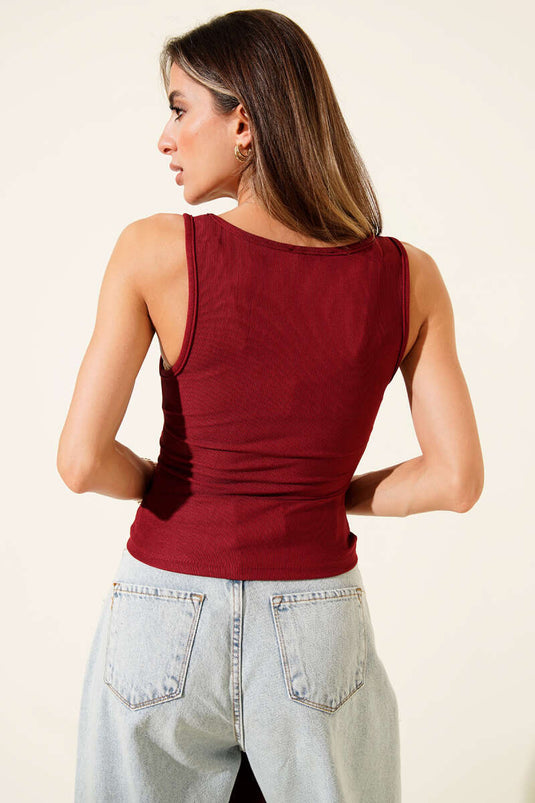 بلوزة من قطعتين بياقة دائرية مضلعة، لون أحمر كرزي