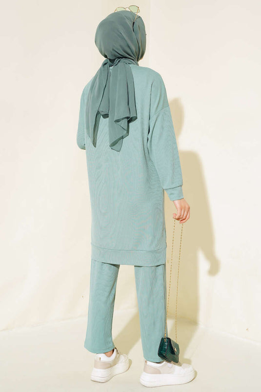 بدلة من قطعتين من قماش مخملي، لون أخضر لوزي