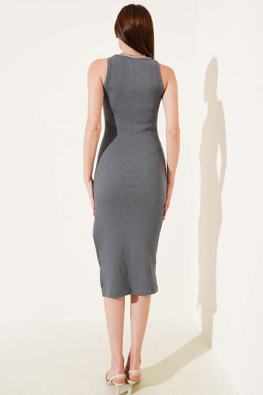 Mouwloze geribbelde midi-jurk met split in rook