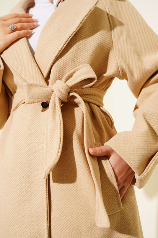 معطف من الكشمير المخملي بحزام باللون البيج