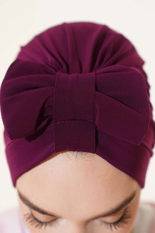 قبعة مزينة بفيونكة، لون البرقوق