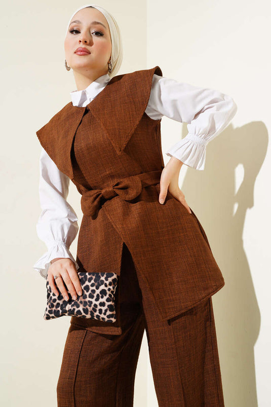 Costume deux pièces marron à col marin orné d'un nœud papillon