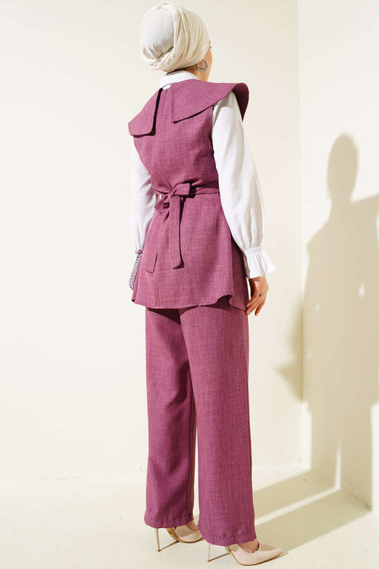 Costume deux pièces magenta à col marin orné d'un nœud papillon