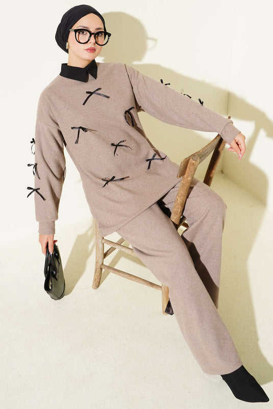 طقم من قطعتين من الكشمير بتفاصيل فيونكة من المنك