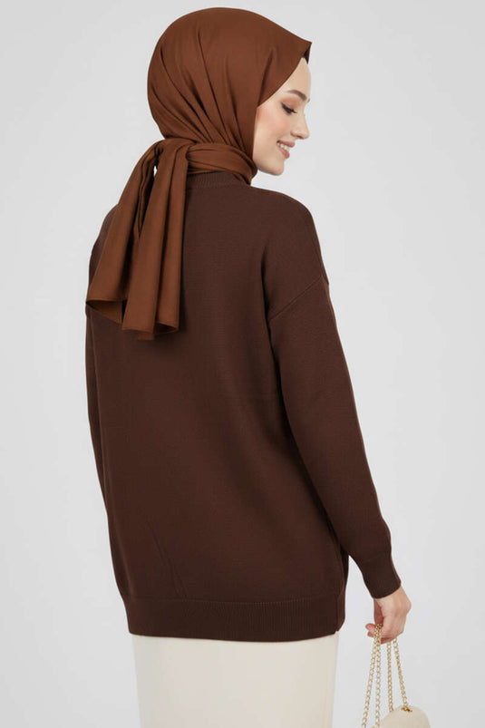 سترة تريكو مطرزة بفيونكة باللون البني