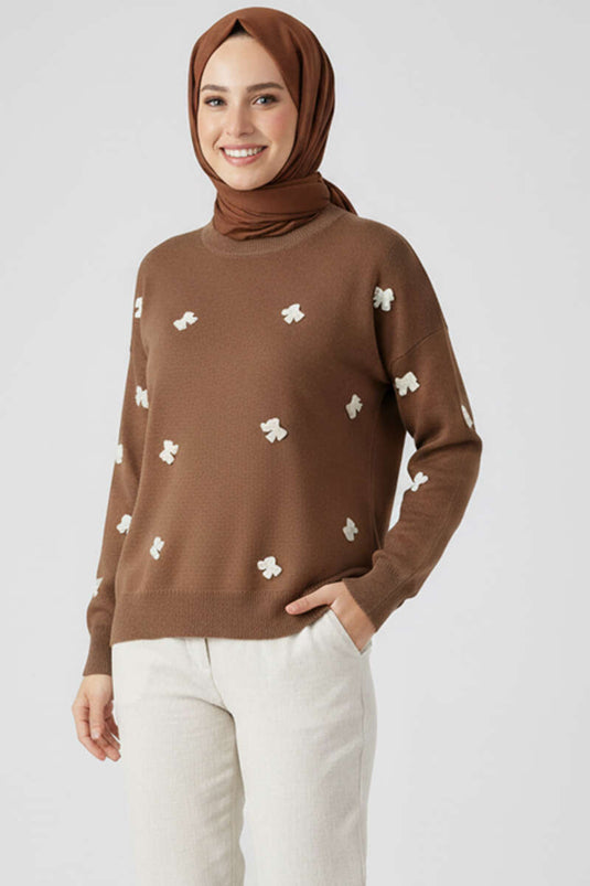 سترة لاتيه محبوكة مطرزة بفيونكة