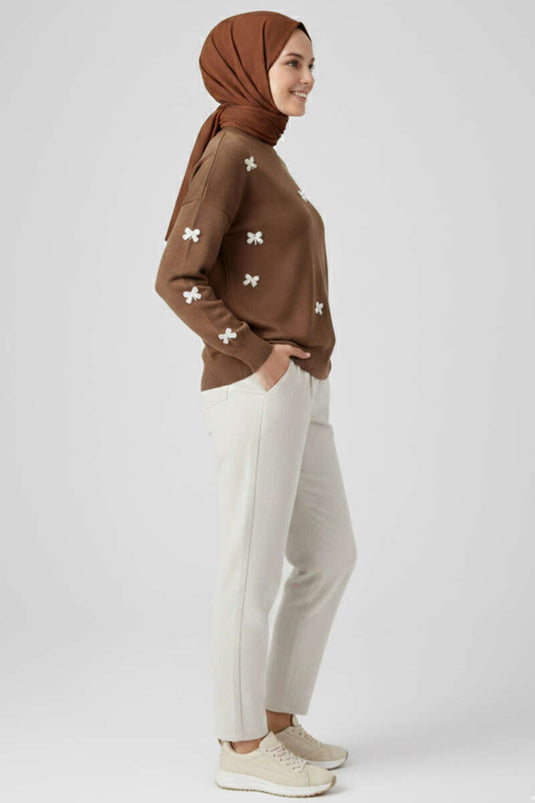 سترة لاتيه محبوكة مطرزة بفيونكة