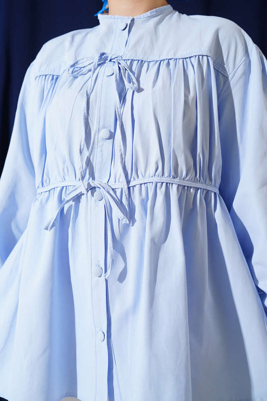 قميص أزرق مطوي بربطة عنق