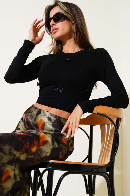 Long-sleeved crop top with bow detail, black.
