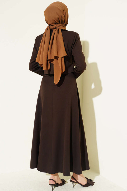 Completo doppio con gonna e foulard annodato, colore caffè