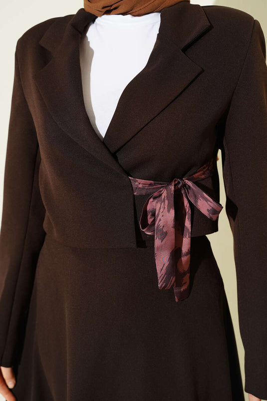Completo doppio con gonna e foulard annodato, colore caffè
