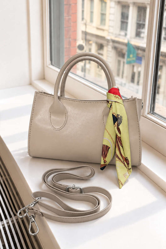 Sac À Main Beige Avec Détails Foulard