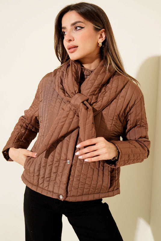 Manteau court matelassé avec détail écharpe, marron