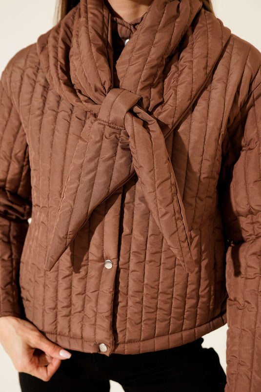 Manteau court matelassé avec détail écharpe, marron