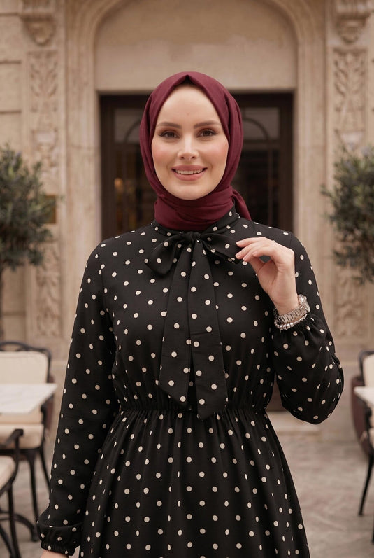 Fular Yaka Puantiyeli Beli Büzgülü Elbise Siyah