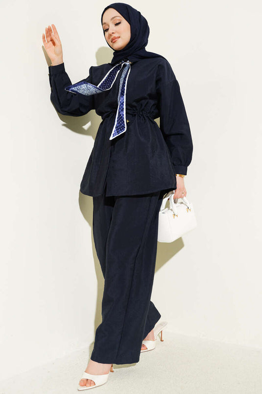 طقم مزدوج من الباراشوت بحزام خصر مزين بالفولار باللون الأزرق الداكن