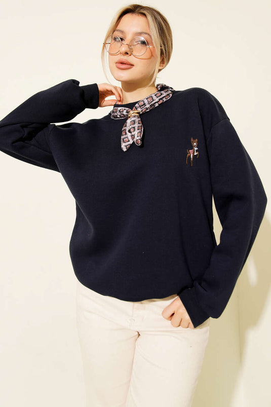 سويت شيرت أزرق داكن مطرز عليه صورة غزال ووشاح