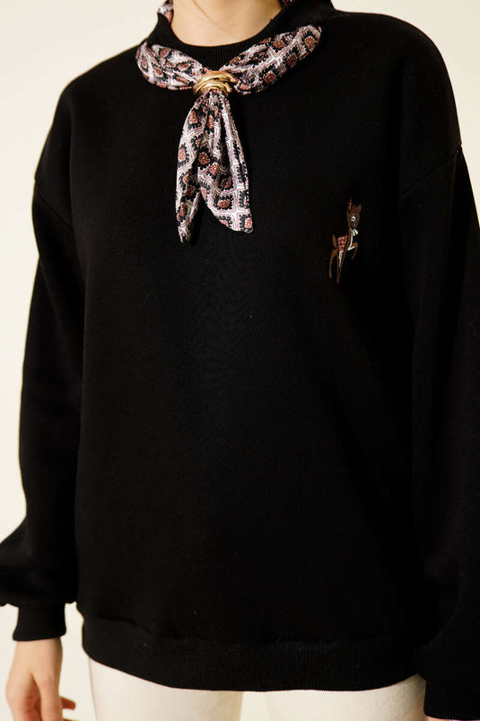 سويت شيرت مطرز عليه صورة غزال مع وشاح، أسود