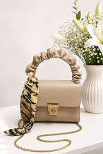 Sac À Main Femme Beige Avec Détails En Or Et Fermeture À Clé