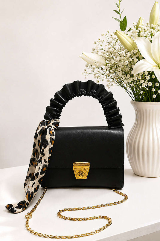 Zwarte Dames Clutch Met Gouden Sjaal Detail En Slot
