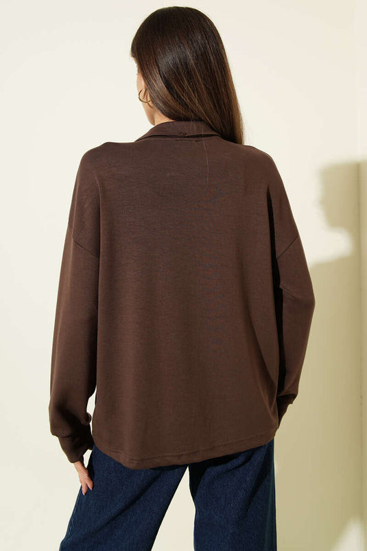 سويت شيرت بياقة قميص مع وشاح بني