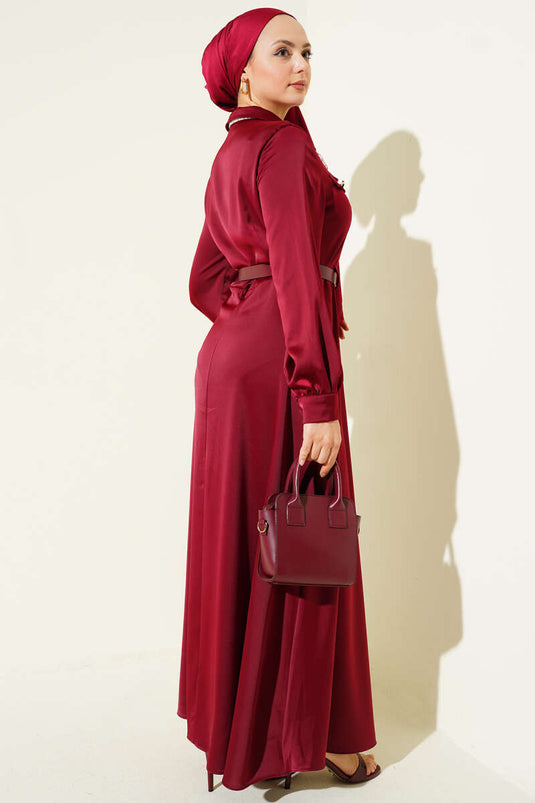 Robe de soirée en satin avec ceinture et foulard bordeaux