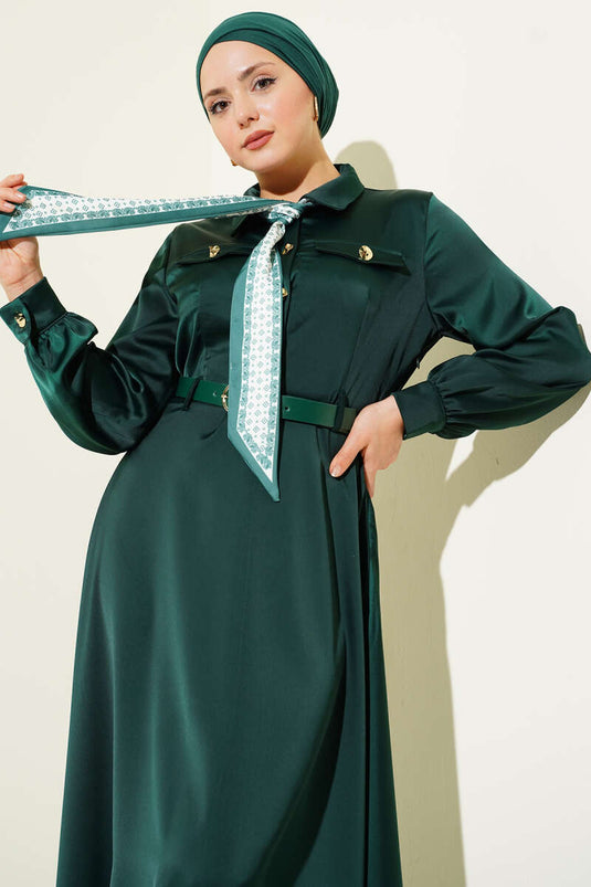Robe de soirée en satin avec ceinture et foulard émeraude