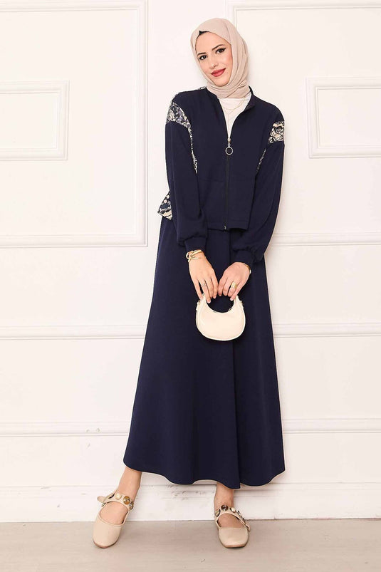 بدلة تنورة قصيرة مفصلة من غارني باللون الأزرق الداكن