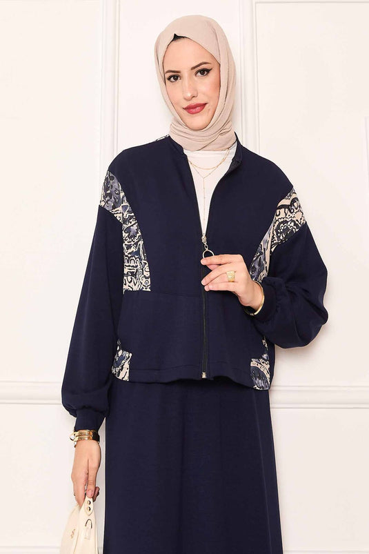 بدلة تنورة قصيرة مفصلة من غارني باللون الأزرق الداكن