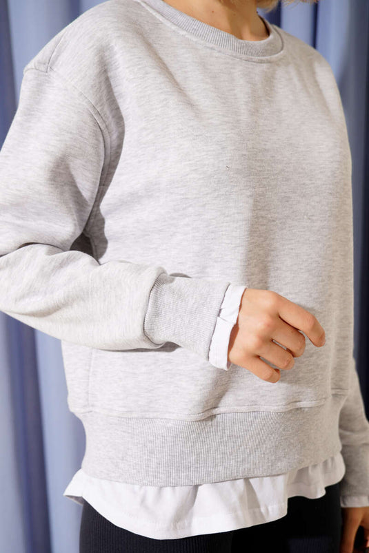 سويت شيرت رمادي بياقة دائرية مزينة بحواف