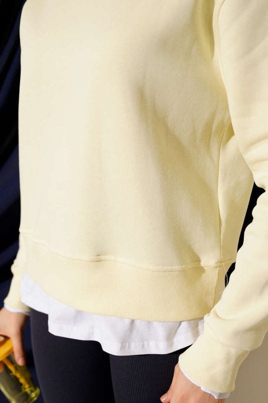 سويت شيرت أصفر بياقة دائرية مزينة