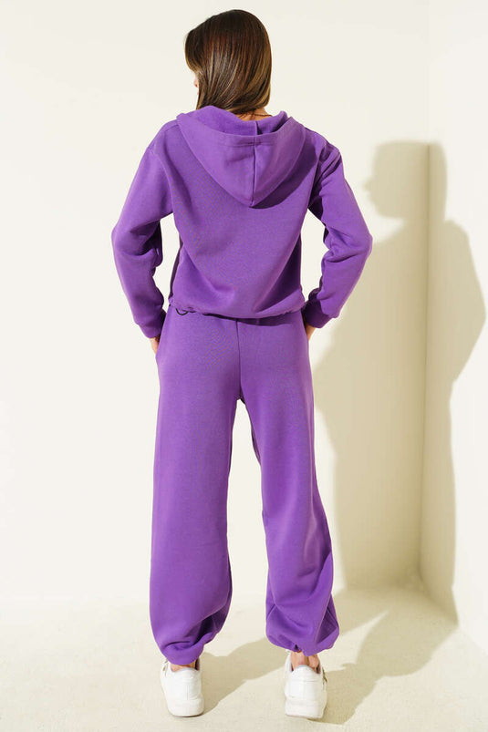 طقم من قطعتين مزين بغطاء رأس باللون البنفسجي