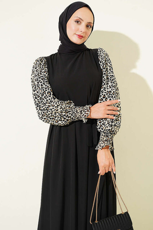 Schwarzes Chiffon-Kleid Mit Bestickten Ärmeln