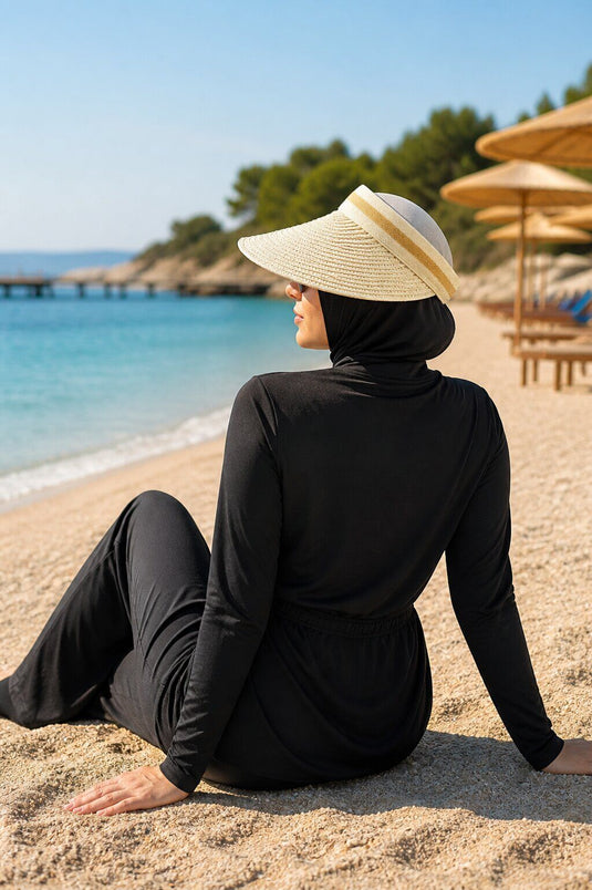 قبعة شاطئ من القش بحواف واسعة باللون الكريم