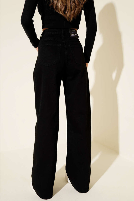 بنطلون جينز واسع الساقين بأزرار أمامية، أسود