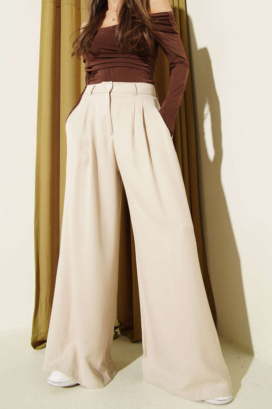 بنطال واسع الأرجل بكسرات لون بيج