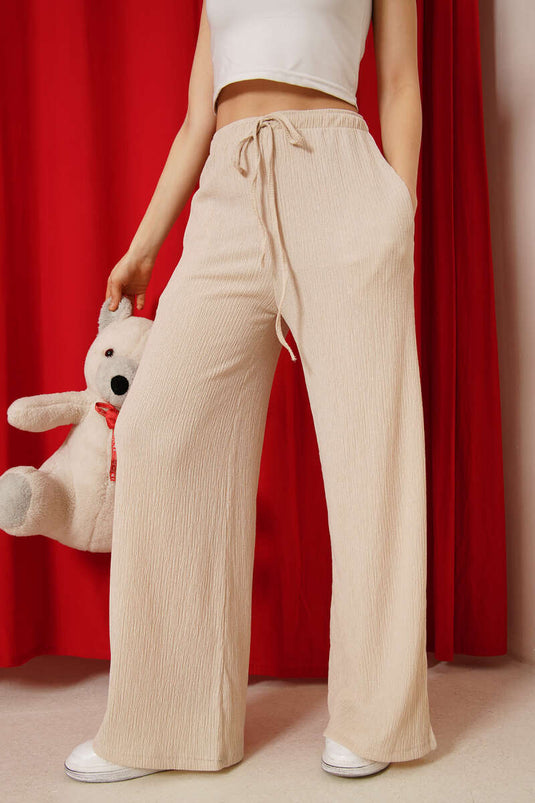 بنطال واسع الساق بلون بيج بنقشة لحاء الشجر