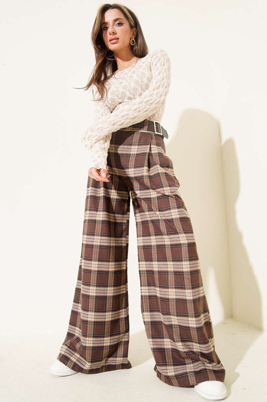 بنطال واسع الساق بنقشة مربعات باللون البني