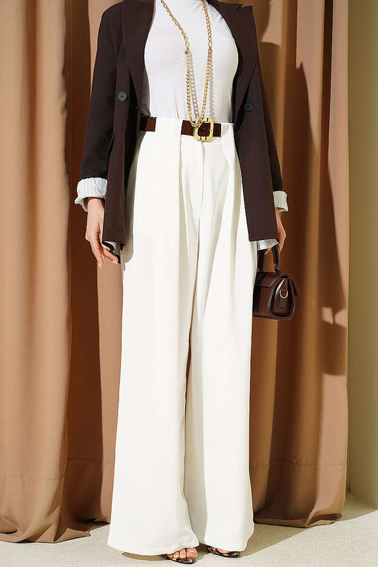 Pantalon en tissu blanc à larges plis détaillés