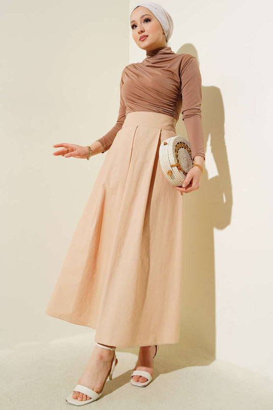تنورة واسعة مطوية بجيوب بلون الجمل