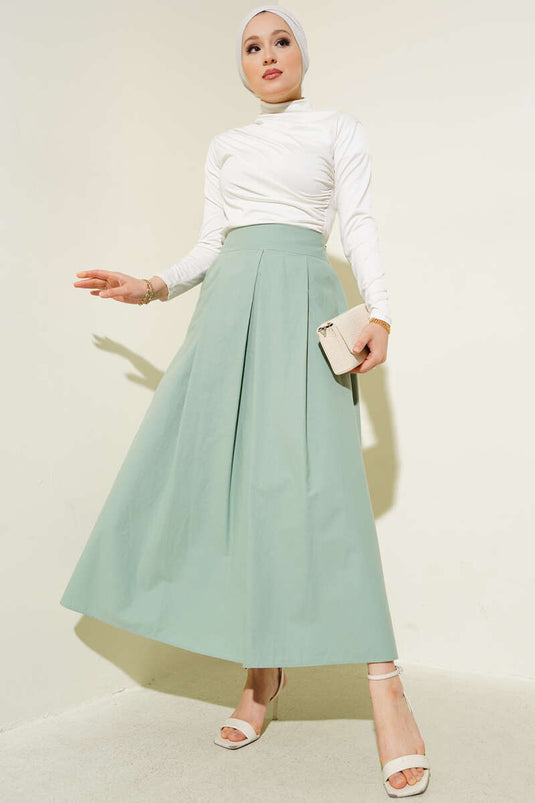 تنورة واسعة مطوية بجيوب بلون النعناع
