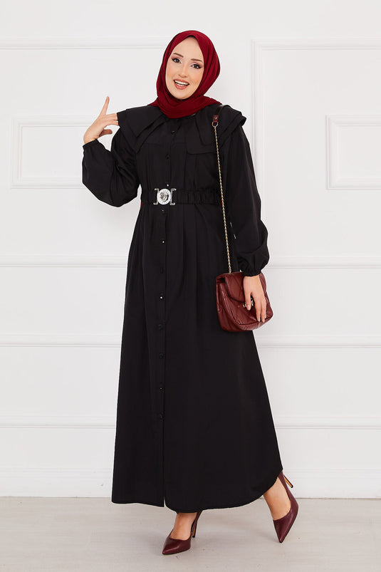 Robe longue boutonnée à col large et hijab noire